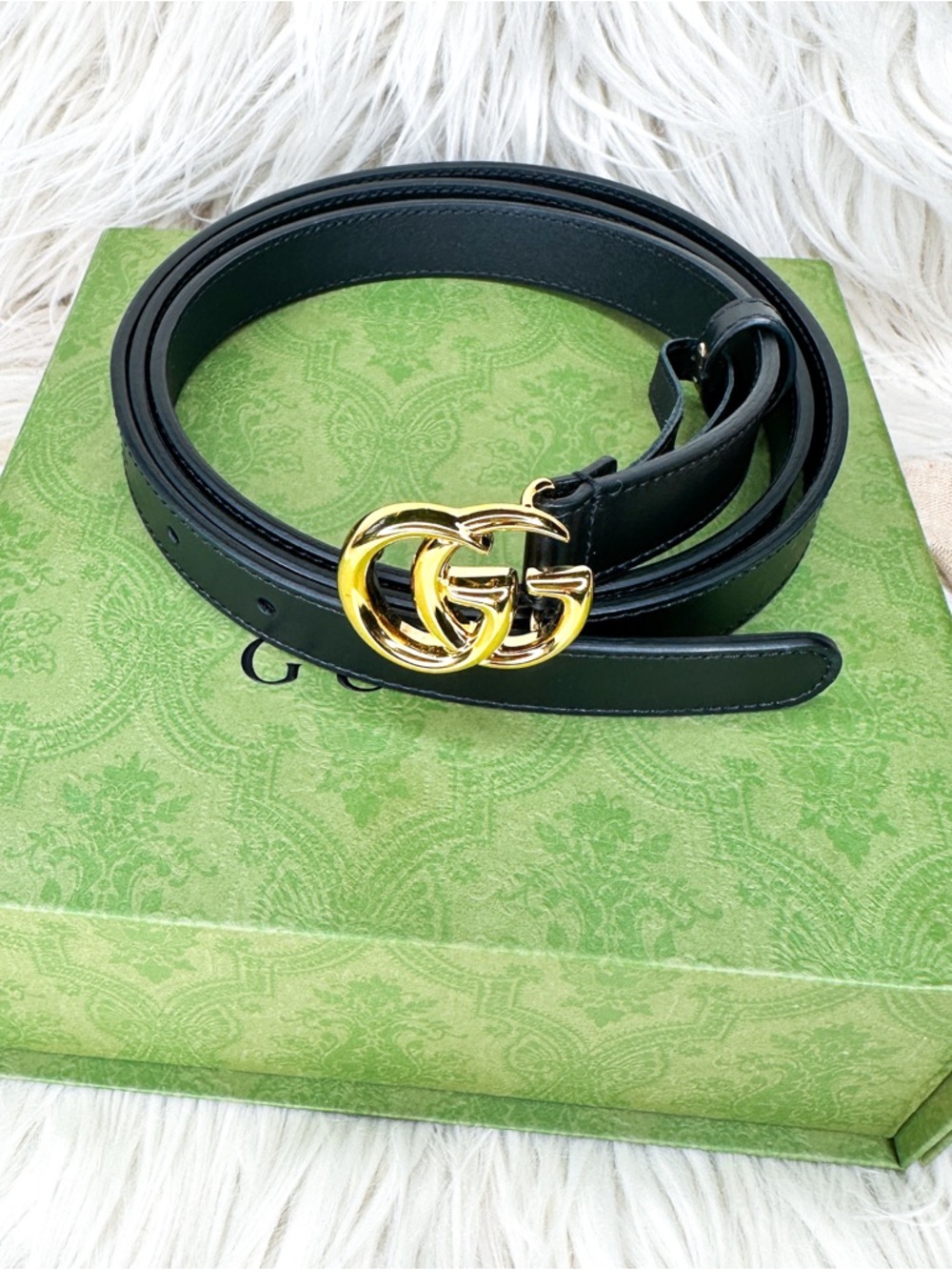 Authentic Gucci GG Marmont
Leather Thin Belt with shiny Gold
"GG" - Picture 3 of 8